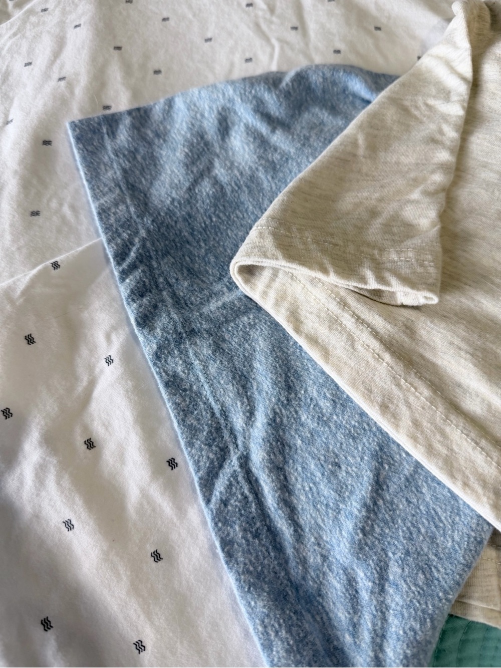 [Arizona & Old Navy] Men 3-Pack Short-Sleeve V-Neck T-Shirts -White, Blue, Cream - Picture 10 of 11